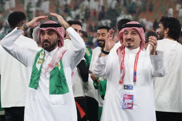 المسحل مع وزير الرياضة الفيصل خلال الاحتفالات المونديالية في ملعب جدة (أ.ف.ب)