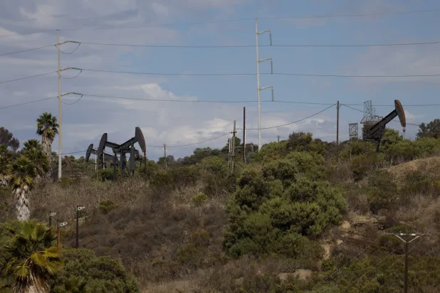 منصات نفط تعمل في لوس أنجليس بكاليفورنيا (إ.ب.أ)