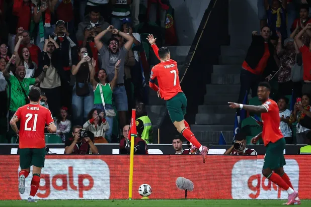 رونالدو يحتفل على طريقته الخاصة (إ.ب.أ)