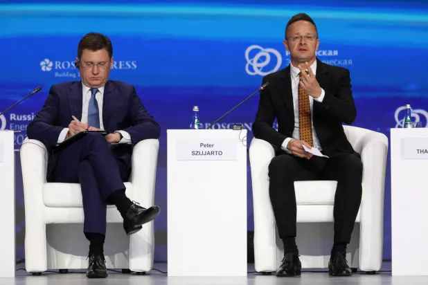 نائب رئيس الوزراء الروسي ألكسندر نوفاك ووزير خارجية المجر بيتر زيجارتو يحضران جلسة من منتدى أسبوع الطاقة الروسي بموسكو 15 أكتوبر 2025 (رويترز)