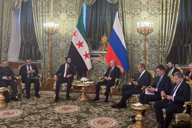 جانب من محادثات الرئيسين بوتين والشرع في الكرملين اليوم (رويترز)