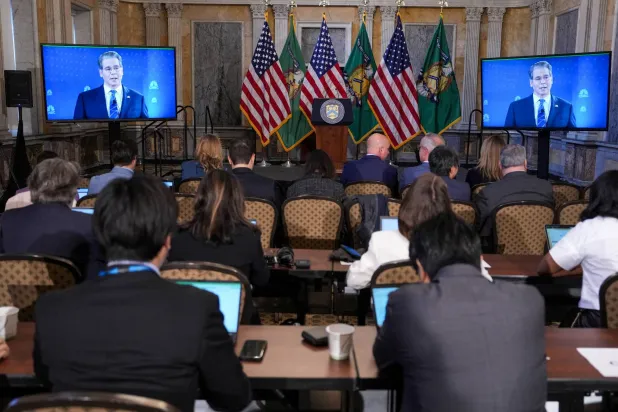 وزير الخزانة الأميركي سكوت بيسنت يظهر على الشاشة في المركز الإعلامي بمقر صندوق النقد الدولي في واشنطن (رويترز)