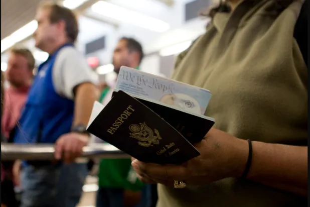 جواز السفر الأميركي تراجع من المركز السابع العام الماضي (رويترز)