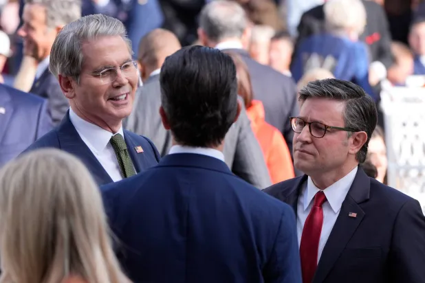 وزير الخزانة سكوت بيسنت ورئيس مجلس النواب مايك جونسون يتحدثان مع دونالد ترمب الابن في البيت الأبيض (أ.ب)