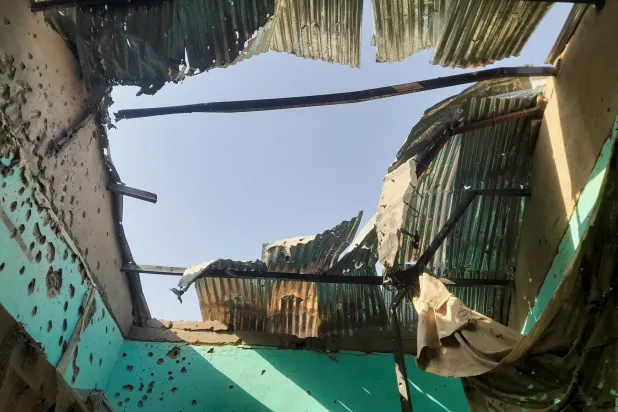 سقف متضرر بشظايا القصف على مركز للنازحين في الفاشر 7 أكتوبر (رويترز)