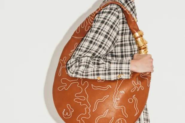 حقيبة «سوفليه» من «سكياباريللي»… مرنة وسريالية