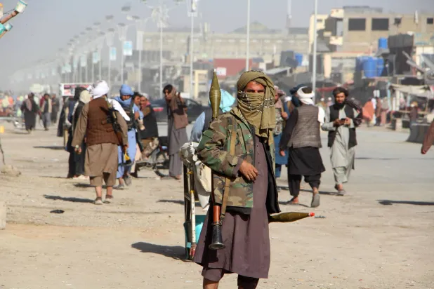 دورية أمنية لقوات «طالبان» في منطقة سبين بولدك يوم 15 أكتوبر 2025 (إ.ب.أ)