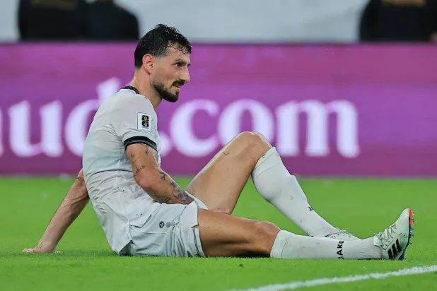 سولاقا لاعب العراق بدا حزيناً عقب نهاية المباراة أمام الأخضر (رويترز)
