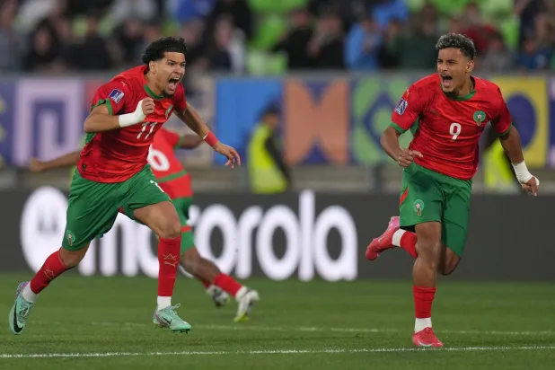 إلياس بومسعودي (على اليسار) ويونس البحراوي من المغرب يحتفلان بعد الفوز (أ.ب)