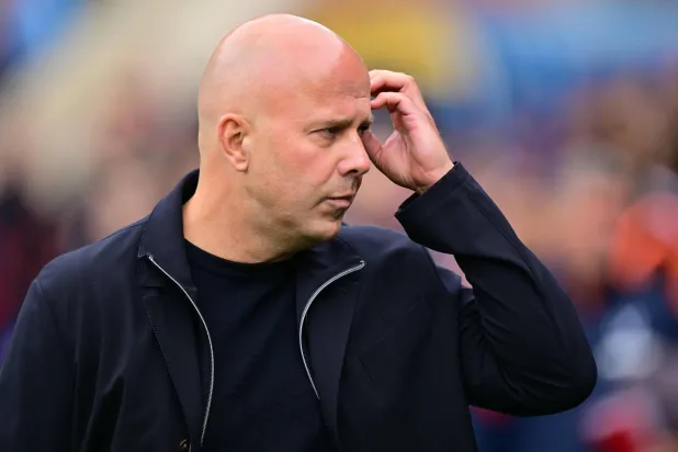 سلوت يفكر في مشكلات ليفربول الدفاعية (أ.ف.ب)