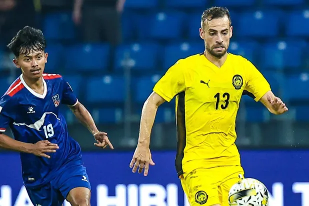 هيكتور هيفيل (يمين) سجل الهدف الافتتاحي لماليزيا أمام نيبال في المباراة التي أُقيمت في جوهور ماليزيا (رويترز)