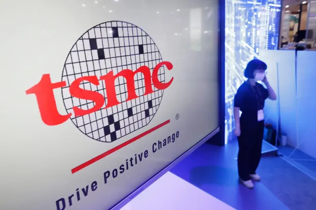 شعار «تي إس إم سي» خلال معرض تايوان إنوتيك في تايبيه (أرشيفية - رويترز)