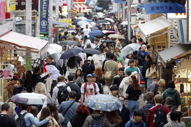 زحام في شارع تاكيشيتا الشعبي الشهير في وسط العاصمة اليابانية طوكيو (إ.ب.أ)
