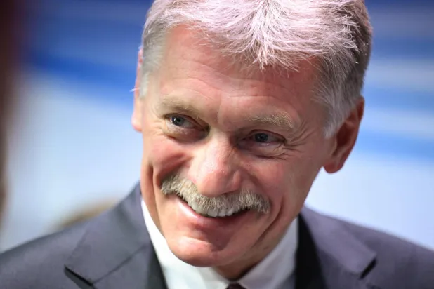 المتحدث باسم الكرملين دميتري بيسكوف مبتسماً خلال حضوره منتدى أسبوع الطاقة الروسي في موسكو (أ.ف.ب)