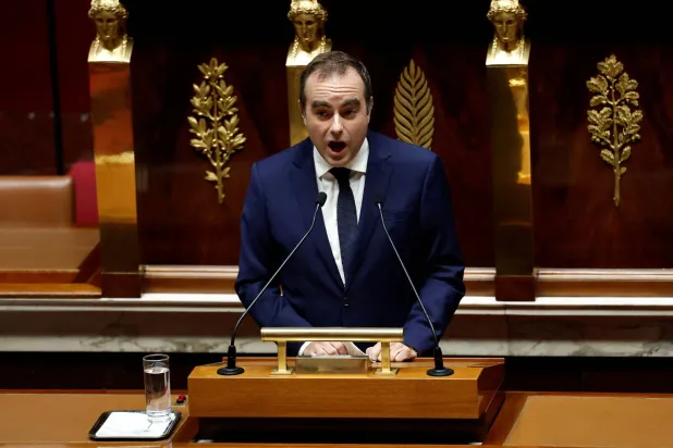 رئيس الوزراء الفرنسي سيباستيان لوكورنو يلقي خطاباً خلال مناقشة قبل التصويت على اقتراحين لسحب الثقة من الحكومة الفرنسية خلال جلسة عامة في الجمعية الوطنية في باريس 16 أكتوبر 2025 (رويترز)