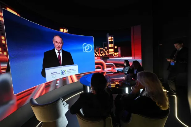 شاشة تبث خطاب بوتين خلال جلسة عامة لـ«منتدى أسبوع الطاقة الروسي» (أ.ف.ب)