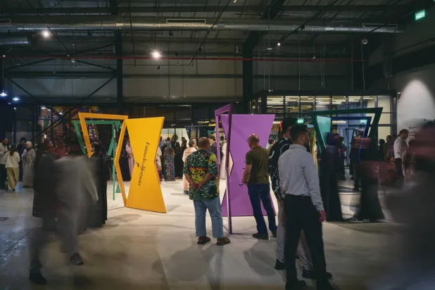 يرى المعرض التجربة الفنية تجربة تفاعلية ومفتوحة (هيئة المتاحف)