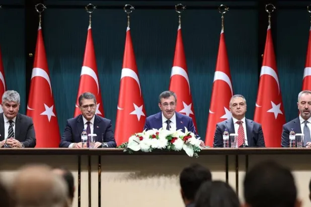 جودت يلماظ نائب الرئيس التركي خلال مؤتمر صحافي لعرض مشروع موازنة عام 2016 (حسابه على إكس)