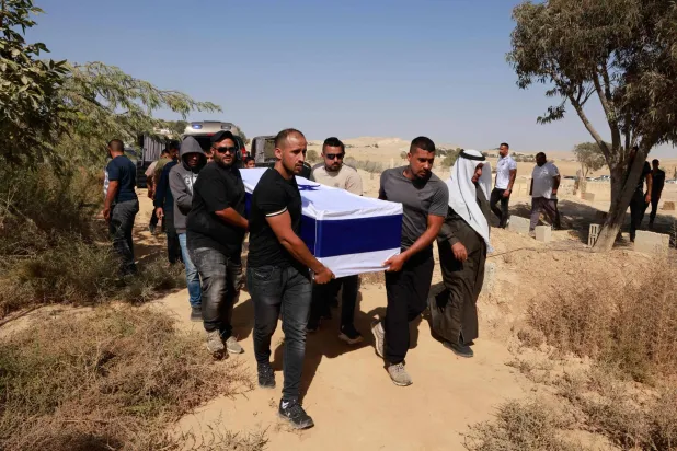 لماذا تعقّدت عملية تسليم جثامين المختطفين الإسرائيليين في غزة؟