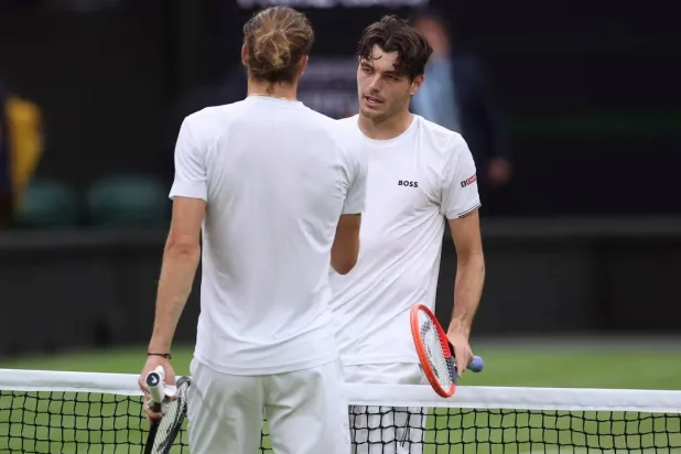 ألكسندر زفيريف يهنئ تايلور فريتز (رويترز)