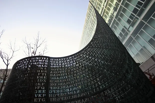  منحوتة «كريبتوس» في مقر وكالة المخابرات المركزية الأميركية في فرجينيا (نيويورك تايمز)