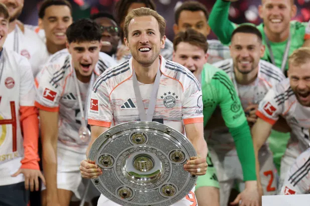 قاد كين بايرن ميونيخ للفوز بلقب الدوري الألماني الممتاز الموسم الماضي (غيتي)