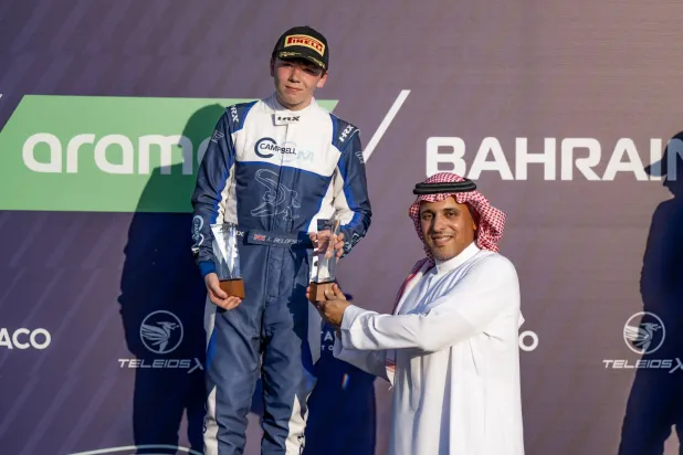 الأمير خالد بن سلطان يسلم السائق البريطاني بيلوفـسكي جائزة المركز الأول (الشرق الأوسط)