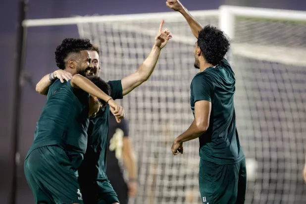 يمازح زملاءه خلال المران (نادي الاتفاق)