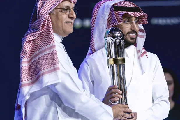 الشيخ سلمان آل خليفة يتوج سالم بالجائزة الآسيوية (نادي الهلال)