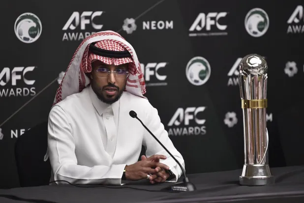 سالم يتحدث للإعلاميين بعد تتويجه بالجائزة (رويترز)
