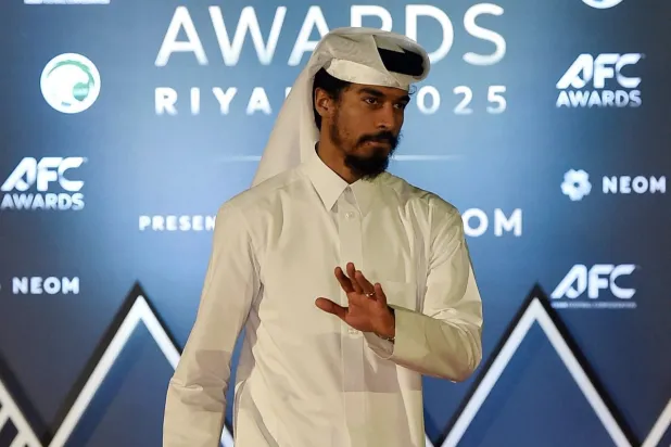 عفيف يفجرها عبر «الشرق الأوسط»: نعم طلبت من الجماهير إلقاء العلب!
