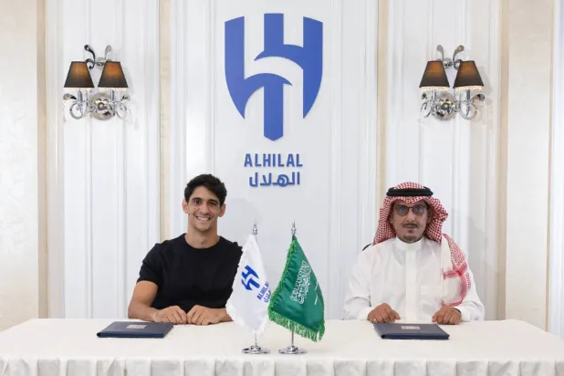 الأمير نواف بن سعد رئيس الهلال وبونو خلال توقيع العقد (نادي الهلال)