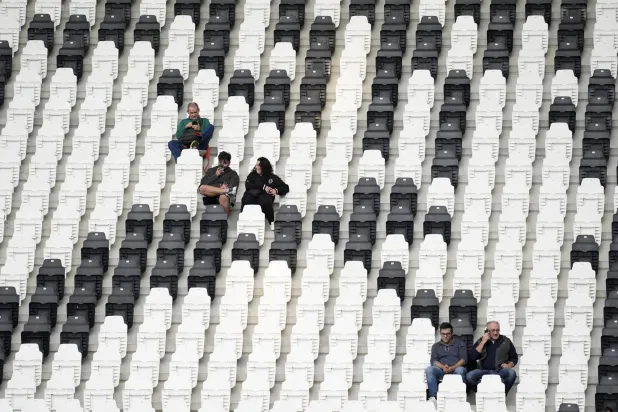 مشجعون في ملعب اليوفي يتابعون مباراة ضمن دوري أبطال أوروبا للسيدات (رويترز)