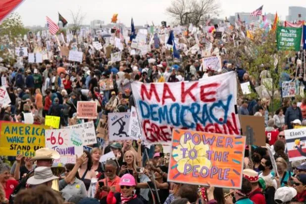 خلال مظاهرة مناهضة للرئيس الأميركي دونالد ترمب في العاصمة الأميركية واشنطن، 5 أبريل 2025 (أ.ب)