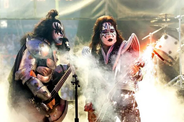 Gene Simmons (L) and Ace Frehley (R) of the rock group Kiss perform before the start of Super Bowl XXXIII January 31, 1999 at Pro Player Stadium in Miami, Florida. (AFP) 