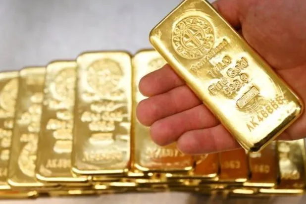 سبائك ذهبية مكدّسة داخل غرفة صناديق الإيداع الآمنة في دار «برو أوروم» بميونيخ في ألمانيا (رويترز)