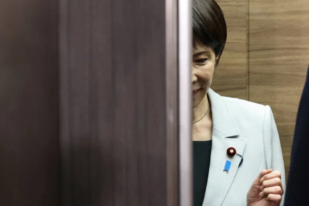 ساناي تاكايتشي الفائزة بقيادة الحزب الليبرالي الديمقراطي الحاكم باليابان خلال اجتماع حزبي بالعاصمة طوكيو (رويترز)