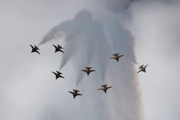 يؤدي فريق «النسور السوداء» التابع للقوات الجوية الكورية الجنوبية عروضه البهلوانية خلال معرض سيول الدولي للطيران والفضاء والدفاع (ADEX) في سيونغنام كوريا الجنوبية 17 أكتوبر 2025 (رويترز)