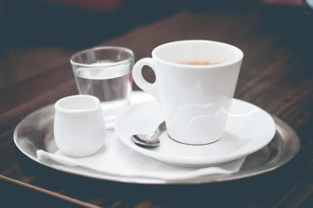 شرب القهوة والشاي مع الماء خلال اليوم.. وصفة للعيش لفترة أطول