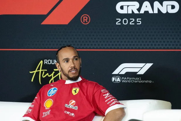 لويس هاميلتون سائق فريق فيراري (د.ب.أ)