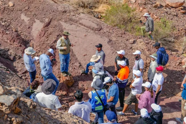 جانب من الشرح الميداني قدَّمه الخبراء (هيئة المساحة الجيولوجية)