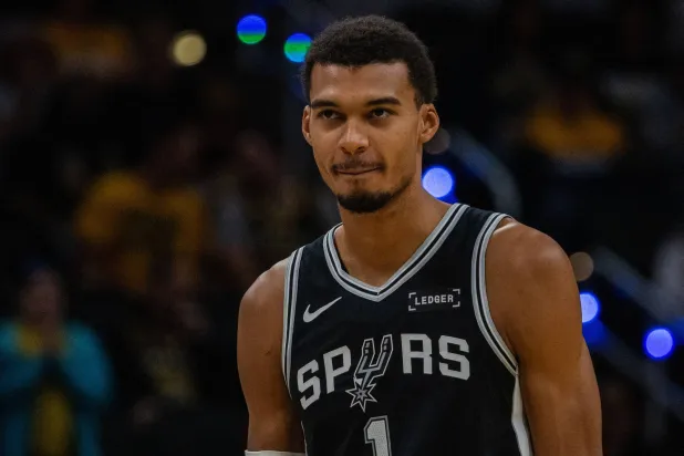 الفرنسي فيكتور ويمبانياما نجم سان أنطونيو سبيرز (رويترز)