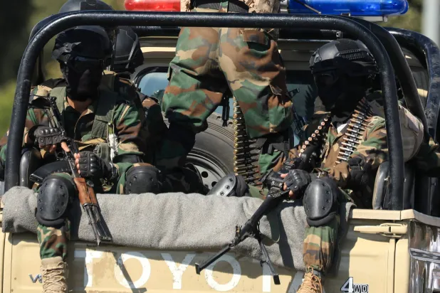 الحوثيون يدفعون بتعزيزات عسكرية باتجاه تعز