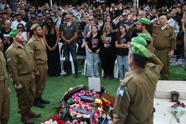خلال جنازة الجندي الإسرائيلي والرهينة تمير نمرودي في كفار سابا - إسرائيل 16 أكتوبر 2025 (إ.ب.أ)