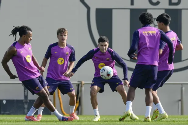 «سبوتيفاي» تواصل الظهور على قمصان «البارسا» حتى 2030 (إ.ب.أ)