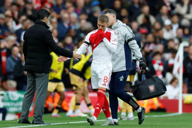 مارتن أوديغارد قائد آرسنال يعاني من الإصابة (رويترز)