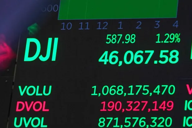 شاشة في قاعة تداول بورصة نيويورك تعرض مؤشرات الأسهم (أ.ب)