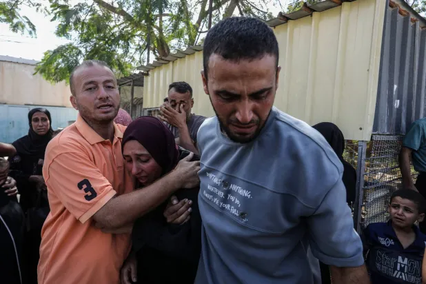 قتلى وجرحى بهجوم إسرائيلي يستهدف مركبة تقل نازحين في مدينة غزة