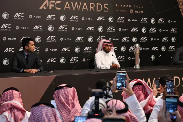  سالم الدوسری در کنفرانس خبری پس از دریافت جایزه بهترین بازیکن آسیا (رويترز)