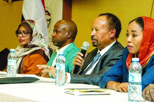 حمدوك رئيس تحالف «صمود» خلال أحد الاجتماعات في لندن (متداولة)